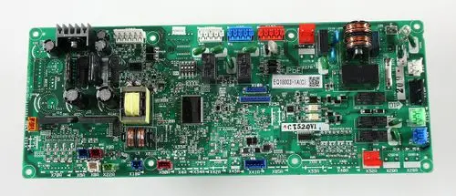 Grüne Platine mit verschiedenen elektronischen Bauteilen, Anschlüssen und Kühlkörpern, möglicherweise Teile einer Daikin-Hybridheizung.